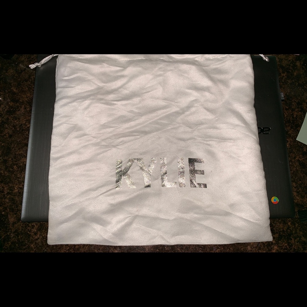 Kylie Jenner Makeup Bag